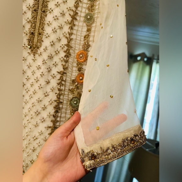 Pakistani Custom-Made Ivory & Gold Embroidered 2-Piece Suit – Size S - Picture 6 of 12